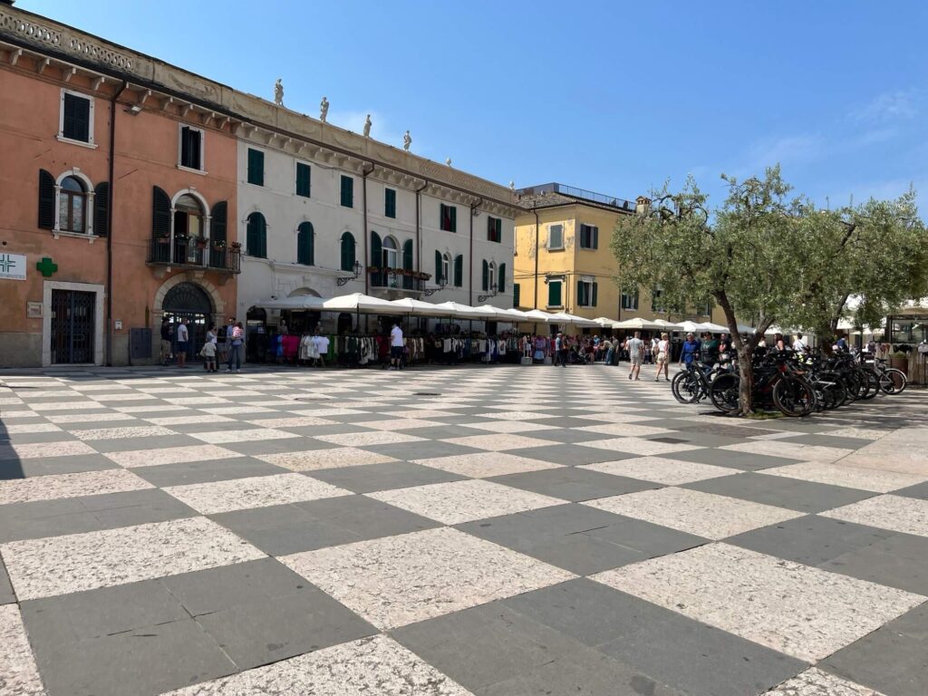 La pavimentazione a scacchi di Piazza Vittorio Emanuele a Lazise