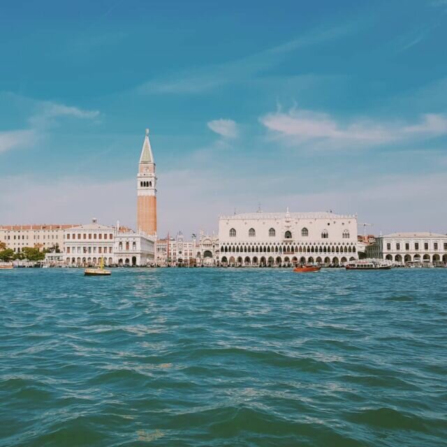 Ma quanto è bella Piazza San Marco? - è bella da tutti i punti di vista - è tutta un monumento, uno più bello dell'altro - si arriva in piazza anche dal mare... Insomma io l'adoro e anche se non ho visto tutte le piazze d'Italia, questa rientra nella mia top 3! Qual è la vostra piazza preferita d'Italia? . . . #traveladdicted #venetodavisitare #traveladventure #veneto_cartoline_ #traveladdicts #venezia360 #venetocartoline #sea #traveladventures #venezia #traveladdiction #venezianity #visit #veneziagram #piazzasanmarco #traveladdict #travel_captures #venetogram #intags #veneziadavivere #venetogravel #veneziaunica #venetoexperience #veneziaautentica #veneto_superpics #veneto #travel #piazza #piazzavenezia