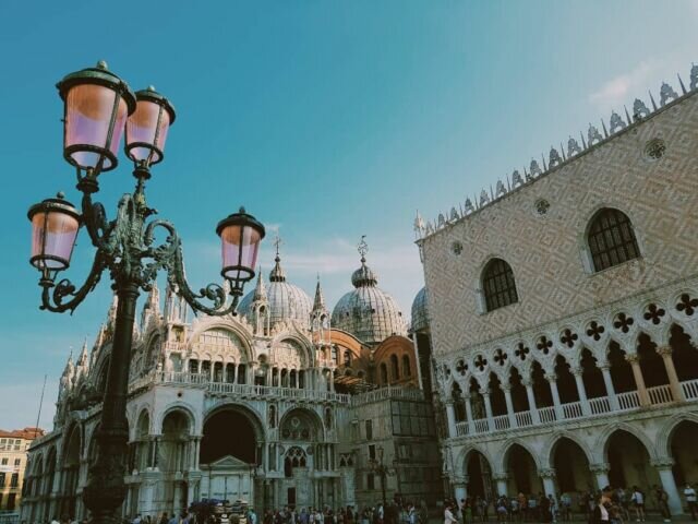 Piazza San Marco a Venezia è ricchissima di monumenti, un susseguirsi di opere d'arte uniche. La Basilica di San Marco è visitabile gratuitamente all'interno, ma per visitare il tesoro, il museo e la pala d'oro è necessario acquistare il biglietto. Visitando il museo, si sale sulla balconata dei cavalli, quella che si vede sulla facciata principale della Basilica. Voi ci siete mai saliti? . . . #veneto_superpics #veneto_super_pics #traveladdict #venezia🇮🇹 #venezia360 #travel_captures #veneziagram #veneto #venetoexperience #venetodavisitare #travel #venetogravel #veneto_cartoline_ #veneziano #traveladdicts #venezia❤️ #veneziaunica #venezia #venetodascoprire #visit #veneziaautentica #venetogram #venetocartoline #veneziadavivere #visita #intags #venezia_in #veneziacityitaly #basilica #traveladdiction
