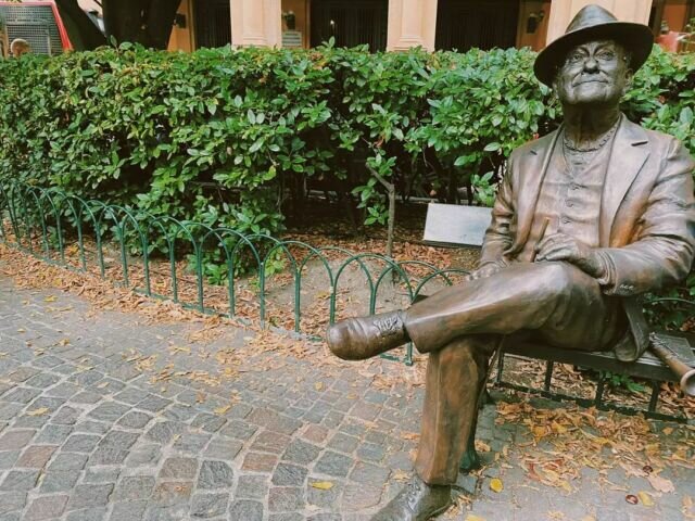 Qualche tempo fa, abbiamo partecipato ad un tour guidato di Bologna. Il tour ci ha condotto nei luoghi più famosi della vita di Lucio Dalla. La prima tappa è stata Piazza Cavour, dove #luciodalla è nato e cresciuto e dove si trova questa statua. Voi l'avete mai vista? Per me è stata la prima volta😊 . . . #bologna_city #centrostorico #bolognacentro #bolognagram #tour #statuesofinstagram #traveladdict #statues #traveladdiction #travel_captures #traveladdicts #luciodallabologna #bologna #travel #bolognaèunaregola #traveladdicted #travel_photography #bolognacity #instatravel #luciodallavive #centrostoricobologna #bolognaitaly #statuephotography #bolognacitta #statue #statueart #luciodallanelcuore #bolognacultura #luciodalla