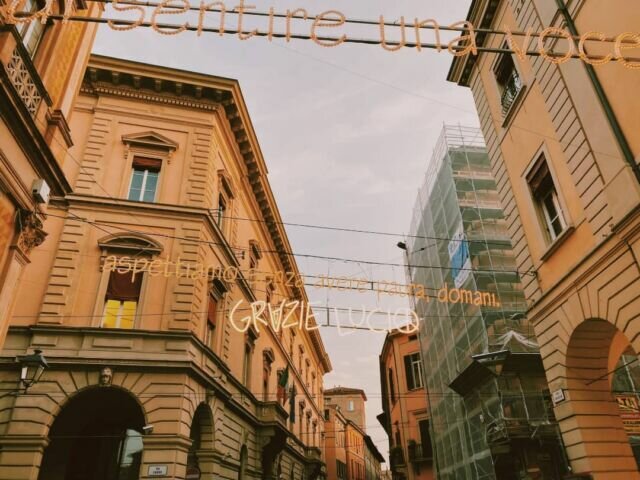 Se volete scoprire uno dei luoghi più romantici di Bologna, non potete perdervi via d'Azelio. Si trova proprio a lato di Piazza Maggiore ed è impossibile sbagliarsi, è la via con le luminarie. In questo periodo troverete scritta nelle luminarie, la canzone di Lucio Dalla "Futura", ma cambiano periodicamente... Quali sono gli angoli più romantici della vostra città? . . . #centrostoricobologna #bologna_city #lighteffects #lightart #traveladventure #centrostorico #traveladdict #traveladdiction #luciodallatribute #lightartist #bologna #luciodallanelcuore #bolognaitaly #light #travel #traveladdicts #travel_captures #luciodallavive #bolognacitta #bolognacentro #lightcolors #luciodallabologna #tour #traveladdicted