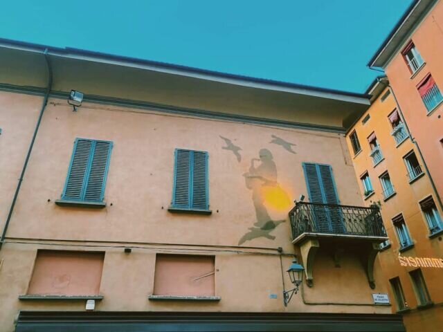 La casa di Lucio Dalla è una residenza museo a pochi passi da Piazza Maggiore a Bologna. Se guardate i campanelli su Via d'Azelio troverete i nomi del Commendator Domenico Sputo e Avvocato Alvaro Tritone. Questi erano i falsi nomi a cui citofonare per entrare a casa di Lucio Dalla. In questa foto, si vede il balcone di Lucio, con lui intento a suonare, voi l'avete mai visitata? . . . #luciodalla #luciodalla❤️ #luciodallatribute #bolognawelcome #city_captures #bolognatoday #bologna #luciodallahouse #bolognacitta #luciodallabologna #bolognaitaly #travel_captures #traveladdicted #tourandtravel #luciodalla🎶 #traveladdicts #travel_photography #bolognacentro #centrostorico #centrostoricobologna #citybestpics #citycaptures #bolognagram #traveladdiction #cityandcolour #bologna_city #bolognaèunaregola #bolognacity