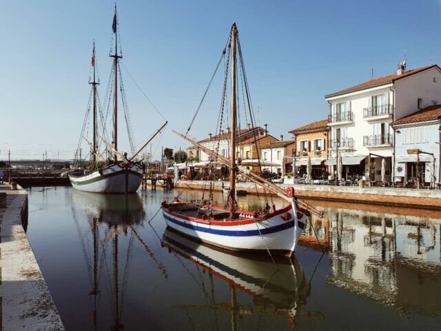 Il porto canale di Cesenatico presenta una parte in cui si trovano ben 10 barche storiche. Questa parte del porto canale è la sezione all'aperto del #museodellamarineria di Cesenatico. Questo è l'unico museo in Italia e uno dei pochi al mondo dove è possibile esplorare una sezione galleggiante! Avete mai visitato questo museo? . . . #museos #cesenaticoinfoto #porto #riviera #museo #rivieraromagnola #boatday #cesenaticoportocanale #boat #cesenaticoponente #cesenaticobellavita #marineria #rivieraadriatica #boatdays #boatlifestyle #boatsboatsboats #cesenatico