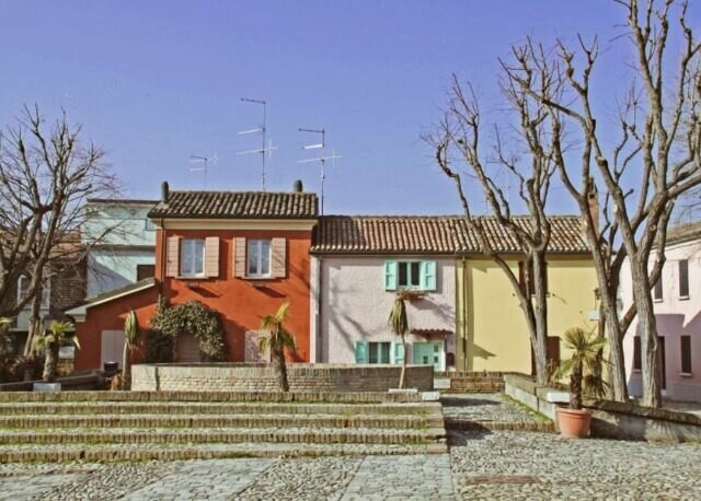 A Cesenatico, a breve distanza dal Porto Canale Leonardesco, si trova questa piccola piazzetta. Si tratta di Piazza delle Conserve, famosa per la presenza delle ghiacciaie "conserve". Qui si tiene anche il mercato contadino e le basse case colorate rendono la piazza molto caratteristica. Se passate da Cesenatico, fateci un salto! . . . #colorphotography #visitcesenatico #cesenatico #piazza #coloradogram #rivierapalette #color #cesenaticobellavita #tinyhouse #multicolor #igerscesenatico #ilovecesenatico #livingcesenatico #riviera #cesenaticoturismo #squareinstapic #square #rivieraromagnola #colore #cesenaticoinfoto #cesenatico360 #colorful #colors #acolorstory #squarepic