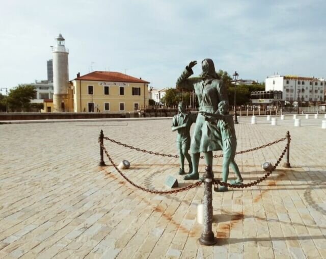 Questa bella opera presente a #Cesenatico, è il monumento chiamato "Spose dei marinai". L'opera è stata realizzata in onore delle spose e delle mamme dei marinai che aspettavano il ritorno dei loro cari al porto. Avete mai visto questa statua o statue simili nei vostri viaggi? . . . #arteurbana #ilovecesenatico #igerscesenatico #riviera #cesenatico360 #cesenaticoturismo #livingcesenatico #square #squaregram #marinaio #statuesofinstagram #cesenatico #cesenaticobellavita #statuephotography #cesenaticoportocanale #intags #rivieraromagnola #statue #statues #arte #cesenaticoinfoto #marinai #cesenaticoponente #visitcesenatico #rivieraadriatica