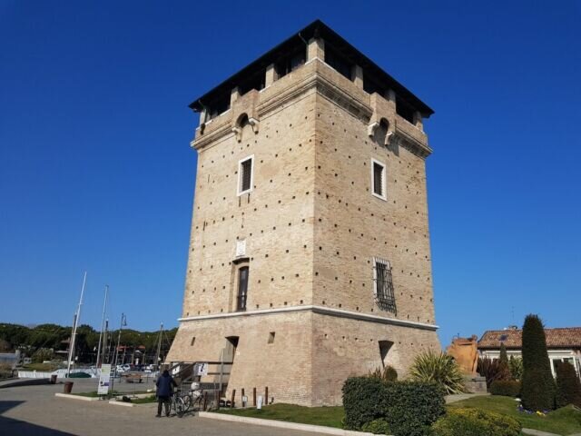 Torre San Michele è uno dei simboli di Cervia, la troverete immediatamente avvicinandovi al lungo canale della città. Conoscete la bella città di Cervia e le sue attrazioni? . . . #mareadriatico #ilovetravel #travelphoto #saledicervia #mimacervia #cerviainfoto #travelphotography #travelgram #travelgirl #travel #traveldiaries #travelpic #rivierabeach #travelingram #maremaremare #traveling #travelblogger #travelpics #cerviaemilanomarittima #cerviagrandeamore #instatravel #travelling #travellife #cerviaturismo #mytravelgram #cervia #mareprofumodimare #cerviabeach #riviera #rivieraromagnola