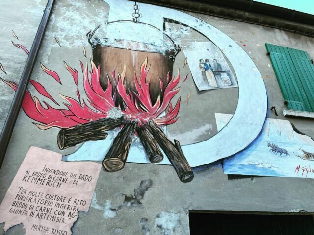 Ecco una delle invenzioni del ‘900 che mi ha divertito di più, l’invenzione del dado da brodo! Questo murales si trova a Saludecio, assieme a tanti altri murales che raccontano le invenzioni del ‘900. #saludecio #murales #dado #brodo #novecento #travel #travelblogger #travelgram #traveladdict #italy #visit #visiting #borghi #stunning #stunning_shots #art #streetphotography #streetart #muridipinti #borghiitaliani
