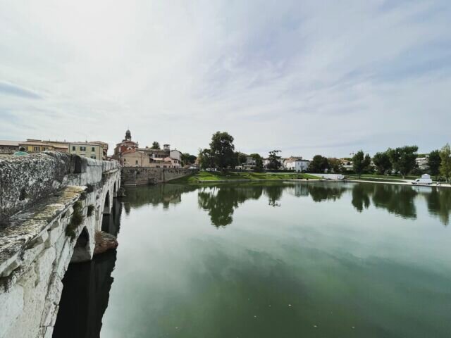 Rimini vista dal Ponte Tiberio. Il ponte romano sul fiume Marecchia, l'antico Ariminus intorno al quale era sorto il primo insediamento, crea ancora oggi il collegamento tra la città e il suburbio (borgo San Giuliano). #ponte #bridge #landscape #lanscapephotography #lanscape_lovers #landscapes #rimini #visitrimini #romagna #emiliaromagna #italia #italy #italy🇮🇹 #italy_vacations #italytravel #travel #travelblogger #travelblog