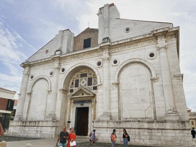 Uno dei simboli di Rimini, Il Tempio malatestiano, usualmente indicato dai cittadini come il Duomo è dal 1809 divenuta cattedrale col titolo di Santa Colomba ed è il principale luogo di culto cattolico di Rimini. Voi avete mai visitato Rimini? #rimini #church #chiesa #riviera #rivieraromagnola #rivieraadriatica #emiliaromagna #emiliaromagna_mania__ #emiliaromagna_in_grande #travelblogger #travelblog #visit #tourist #tourism #visitrimini #visitemiliaromagna #italy #italy🇮🇹 #italytravel