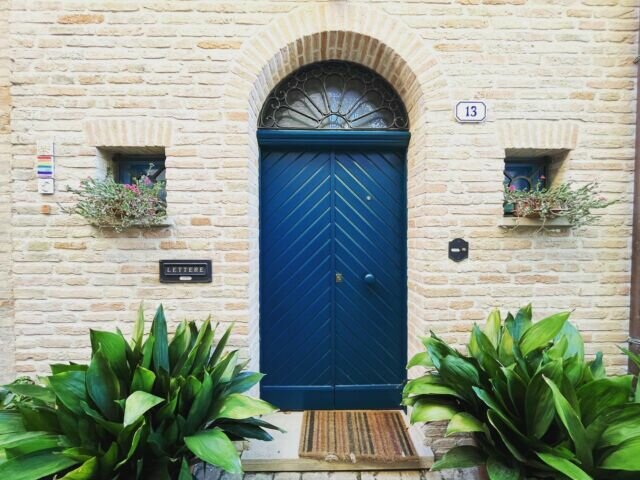 Quando vedo le porte fotografate dagli altri, le trovo sempre bellissime e a me vengono foto da schifo. Stavolta però, ho fatto un bel lavoro!😉. #door #architecture #saludecio #italy #italy🇮🇹 #italytravel #nextdoor #nextdestination #emiliaromagna #porta #porte #home #homedecor #homedesign #homesweethome