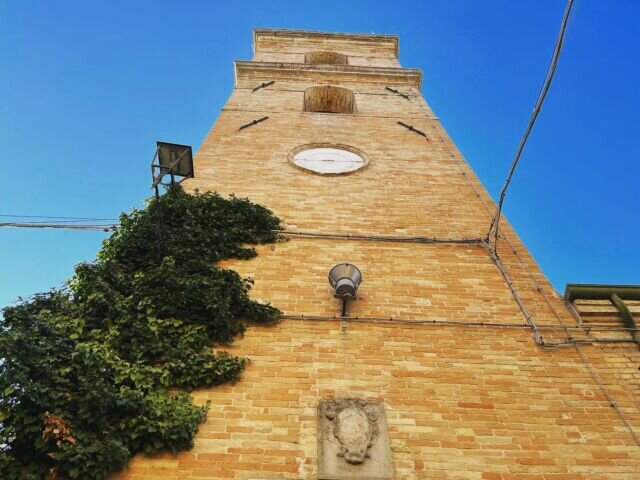 La torre dell’orologio di Saludecio risale al periodo del libero Comune XIV sec. di cui conserva lo stemma in pietra. #saludecio #emiliaromagna #italy #italy🇮🇹 #borghiitaliani #borghi #tower #torre #towers #travel #travelblogger #travelblog #italytravel #italytrip #riviera #rivieraromagnola