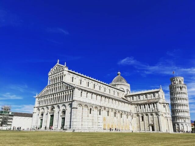 Altra meravigliosa attrazione di Piazza dei Miracoli a Pisa è la Cattedrale o Duomo di Pisa, realizzata nel 1063 è dedicata a Santa Maria Assunta. #pisa #cattedrale #cattedraledipisa #duomo #duomodipisa #visitpisa #pisaitaly #italy #italy🇮🇹 #italytravel #travelblogger #travelphotography #travelpics #travelblogger #travelblog #toscana #tuscany #visittuscany #visittoscana #lovetoscana #tuscanylovers