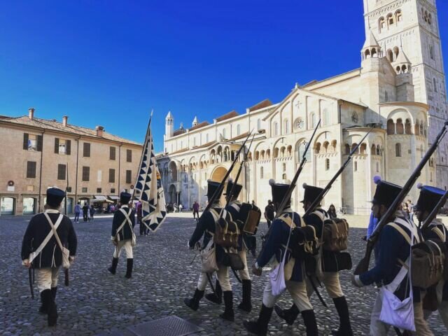 Ieri a Modena, una bella rievocazione storica diffusa per le vie della città! Una bella sorpresa che ha reso ancor più affascinante Piazza Grande😎. #modena #modenacentro #emiliaromagna #emilia #visitmodena #visitemiliaromagna #italy #italy🇮🇹 #italia #italytravel #italytrip #italygram #travelblog #travelblogger #rievocazione #rievocazionestorica #piazzagrande #travel #travelphotography #travelgram #travelpic #visit