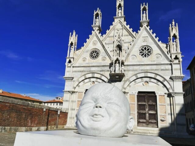 La chiesa di Santa Maria della Spina, a Pisa, è un gioiello del gotico italiano. Il nome le fu dato nel 1333, quando una spina della corona di Cristo fu portata da un mercante pisano di ritorno dalla Terrasanta e posta all’interno della chiesa. E l’opera della collezione"Les enfants de l'homme" dell'artista ivoriano Brice Esso. #pisa #visitpisa #briceesso #arte #artist #art #gotich #church #toscana #tuscany #visittuscany #italy #italy🇮🇹 #italia #travelblogger #travelblog #toscanagram #pisaitaly #santamaria #chiesa #lungarno #chiesagotica