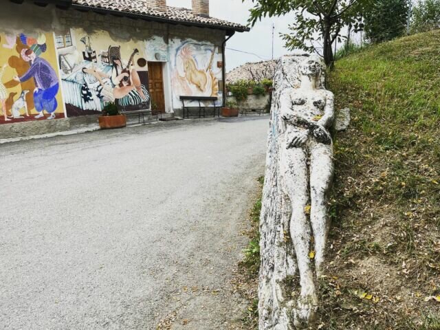 Questa donna sdraiata sui muretti di Lavacchio mi fa un po’ invidia…in questi giorni sono così stanca che vorrei essere io a riposarmi in questo magico luogo, al suo posto!😅. #lavacchio #murales #borghi #appennino #pavullo #emiliaromagna #italy #italy🇮🇹 #italia #visititaly #discoveritaly #visitemiliaromagna #travelphotography #travelblogger #travelblog #moment #sculpture #woman #donna