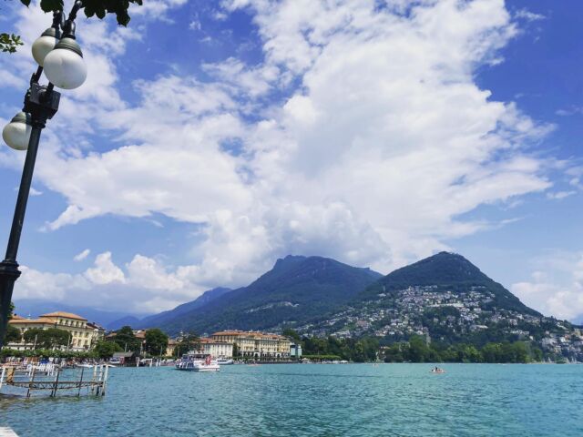 Una splendida vista sul Lago di Lugano. Benvenuti in Svizzera 🇨🇭. #lugano #lugano🇨🇭 #luganolake🇨🇭 #luganolake #svizzera #svizzera🇨🇭 #lago #lake #lagodilugano #blu #blue #bluesky #clouds #landscape #landscapephotography