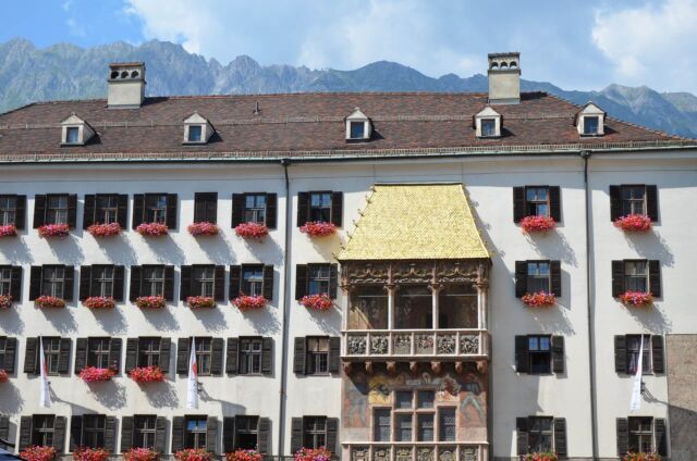 Il Goldenes Dachl, Tettuccio d'Oro, è il simbolo della città di Innsbruck. 

Un tetto coperto da 2657 tegole di rame dorato e parapetti riccamente scolpiti da Gregor Türing. 

Durante il periodo natalizio, al calar della sera, un'orchestra suona sul balcone sormontato dal Tettuccio d'oro. 

Avete visto altri tetti o cupole dorate in giro per l'Europa? Io si, a Siviglia 😉

 #innsbruck #innsbrück #innsbruckaustria #innsbruckaustria🇦🇹 #myinnsbruck #tettucciodoro #simbolo #visit #visitaustria #austria #áustria #austriagram #austriatoday #austriavacations #travelblog #travelblogger #travelblogs #travelblogging #travelbloggers #travelbloggeres #travelbloggerlife