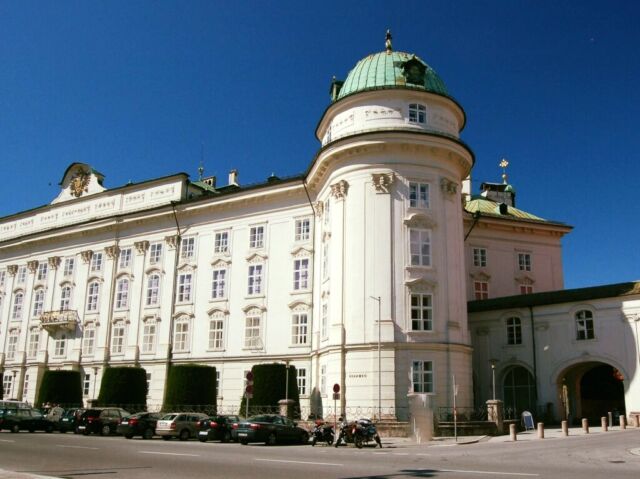 Il Palazzo Imperiale di Innsbruck nacque come residenza dei conti del Tirolo e ingloba nella struttura una parte del muro romanico che costeggiava la città.

Il Palazzo esisteva già nel 1550, ma solo nel 1700 a seguito di una visita di Maria Teresa d’Austria, venne ristrutturato e a seguito delle nozze del figlio Leopoldo II con Maria Ludovica di Borbone e nel 1765 divenne la residenza ufficiale degli Asburgo.

 #palazzoimperiale #innsbruck #innsbrück #innsbruckaustria #myinnsbruck #austria #áustria #austriagram #austria🇦🇹 #austriatoday #austriavacations #visitaustria #visitaustria🇦🇹 #palazzo #palazzoreale #tourist #touriste #touristattraction #tourists #touristlife #tourism #tourisme #travel #travelblog #traveladdict #travelingram #travelblogger #travelphotography