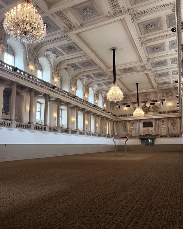 Oggi cominciamo il tour di Vienna visitando la Scuola di Equitazione Spagnola, l’unica istituzione al mondo in cui si è conservata fino ad oggi l’equitazione classica così come praticata dall’alta scuola del Rinascimento. Questo è il maneggio più bello del mondo, maestosamente allestito dall’architetto barocco Joseph Emanuel Fischer von Erlach nel 1729-35 e costruito a quel tempo per dare lezioni di equitazione ai giovani della nobiltà. Da dicembre 2015 l’arte equestre della Scuola di Equitazione spagnola è stata dichiarata anche patrimonio culturale immateriale dell’umanità UNESCO. #vienna #vienna_city #vienna_austria #wien #wien🇦🇹 #wienliebe #readingschool #spanischehofreitschule