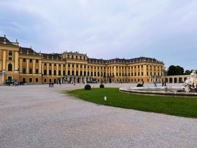Ultimo giorno a #vienna, ricco di attività! Abbiamo cominciato la giornata con la visita al castello di #schönbrunn. Una delle attrazioni più famose di Vienna. La paragonano alla Reggia di Versailles, ma non credo regga il confronto. Voi cosa ne pensate??