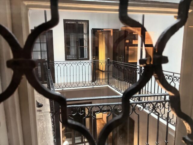 Nella Domgasse n. 5 si trova l’unico appartamento, della dozzina in cui #Mozart abiterà a #Vienna, rimasto in piedi fino ad oggi. Nell’edificio detto oggi Casa di Mozart il compositore visse dal 1784 al 1787. Io consiglio vivamente la visita, davvero interessante. Nel prezzo del biglietto e’ compresa l’audioguida in italiano 😎#vienna #mozarthouse #vienna_austria #viennastravel #viennanow #viennaaustria #wienliebe #wienstagram