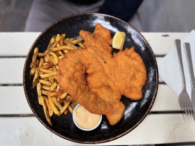 La #schnitzel viennese è il piatto più tipico della città! La si può provare praticamente ovunque. Ed è irresistibile accompagnata immancabilmente da patatine fritte. Un piatto non proprio estivo, ma sempre invitante. Voi cosa ne pensate??
#vienna #viennafood #viennafoodie #schnitzellove #wien #wienstagram #wienfood #food #cotoletta #fries #frenchfries
